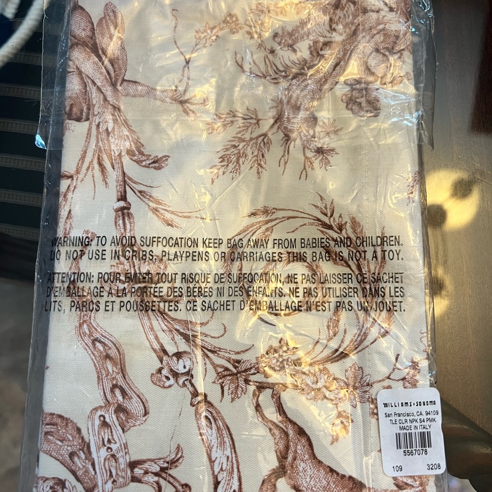 Brand new never used linen napkins by Williams Sonoma. There is a set of four.